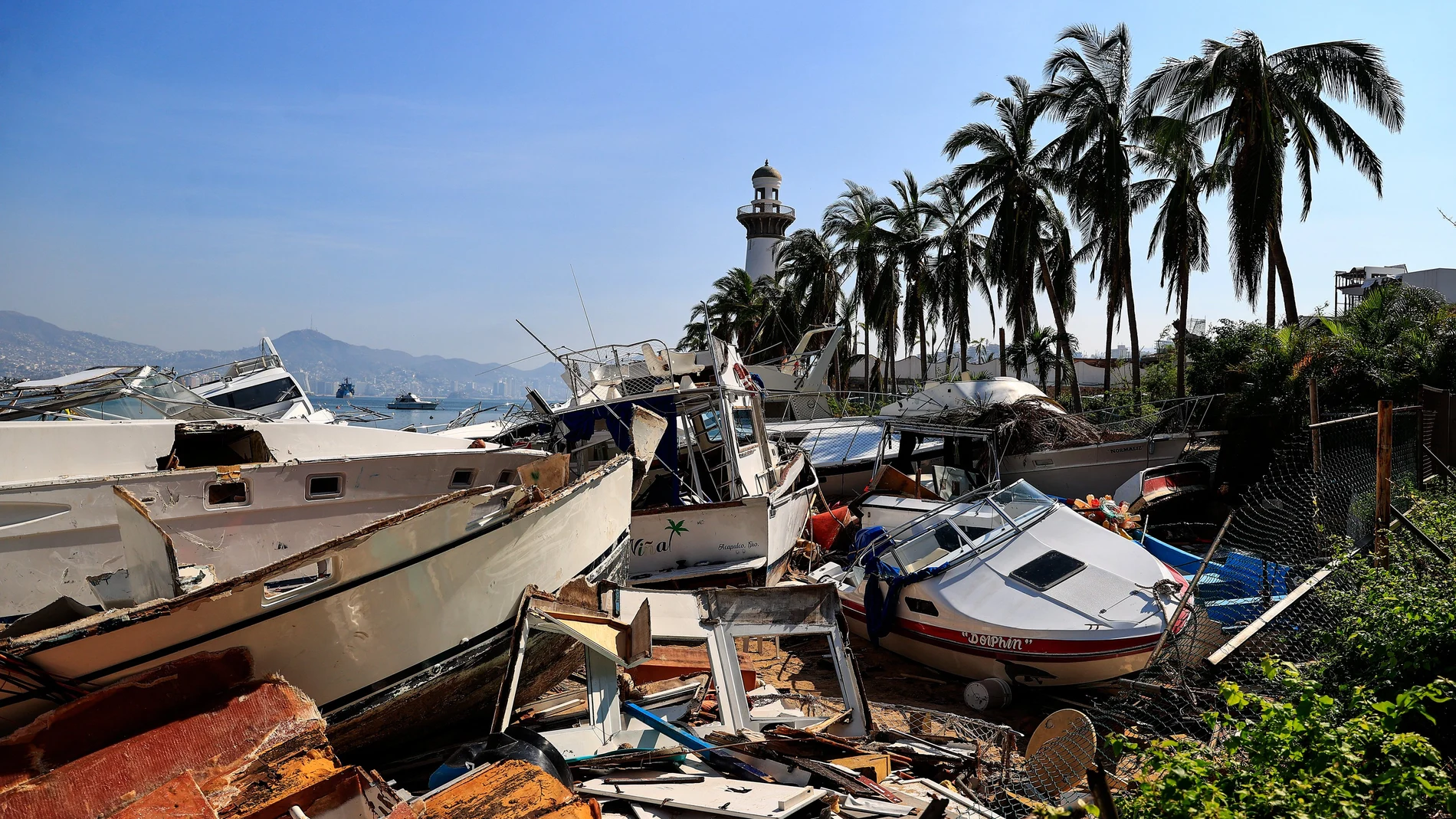 Fotografía de una zona afectada tras el paso del huracán Otis, hoy en el balneario de Acapulco, en el estado de Guerrero (México). El Gobierno mexicano dio por concluida este jueves la declaratoria de emergencia en el sureño estado de Guerrero apenas una semana después de haberla decretado por los daños del histórico huracán Otis, que ha dejado al menos 48 muertos.