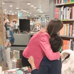La Reina Letizia abraza a su amiga Sonsoles Ónega, que firmaba ejemplares de su libro en Madrid