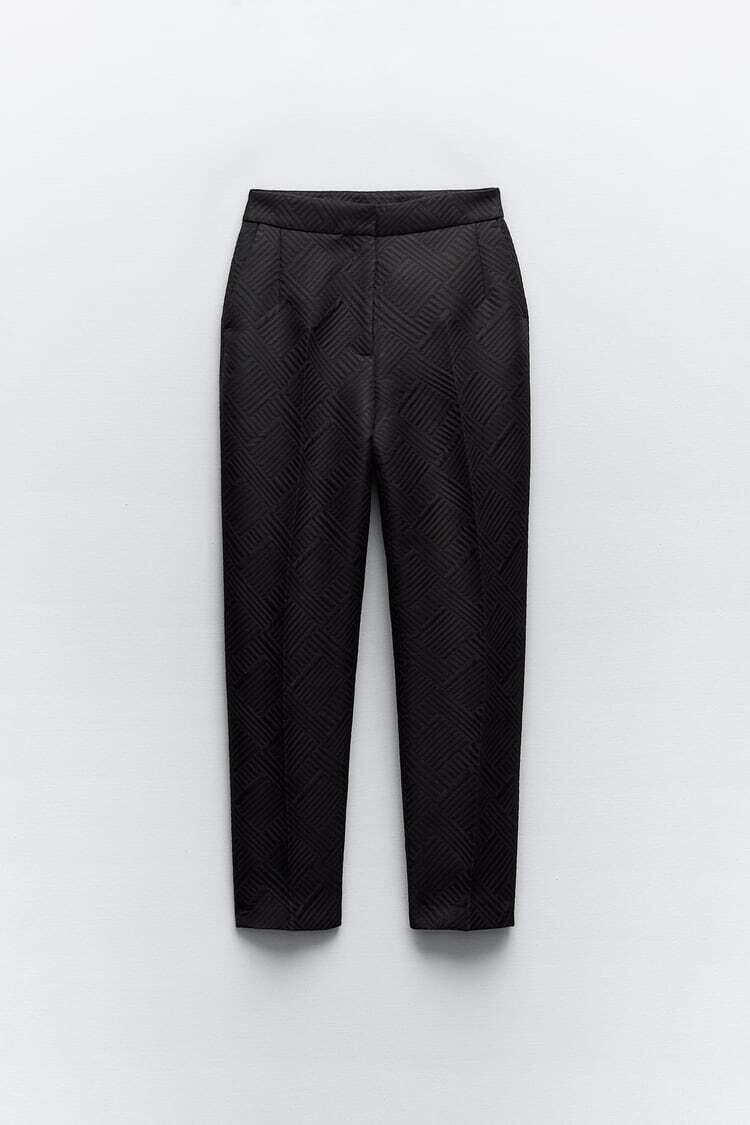 Pantalón recto.
