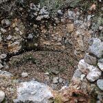 Horno de piedra en torno a los que se prendían restos vegetales hasta obtener la preciada cal