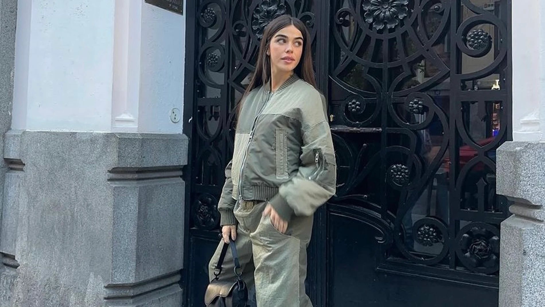 Violeta Mangriñan con una cazadora en tendencia.