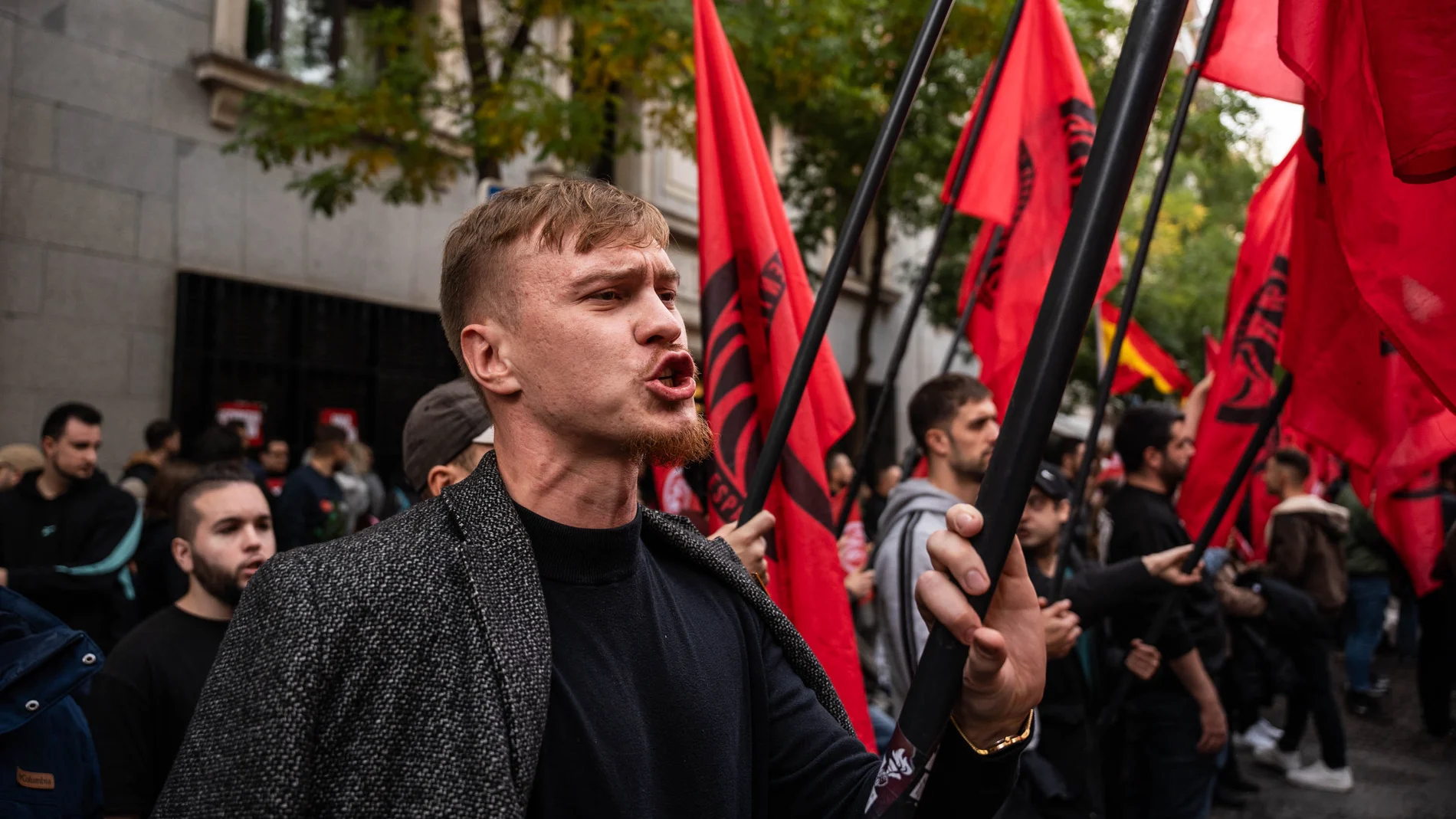 Un hombre protesta durante una manifestación contra la amnistía, frente a la sede del PSOE, a 11 de noviembre de 2023, en Madrid (España). Frente Obrero ha convocado esta concentración en protesta contra el Gobierno de Pedro Sánchez y la ley de amnistía. El llamamiento se realiza tras ocho días de protestas por parte del Partido Popular, Vox, y otras organizaciones de la derecha. Sin embargo, Frente Obrero se desvincula de estas manifestaciones por considerar al PP y a Vox “parte del problema...