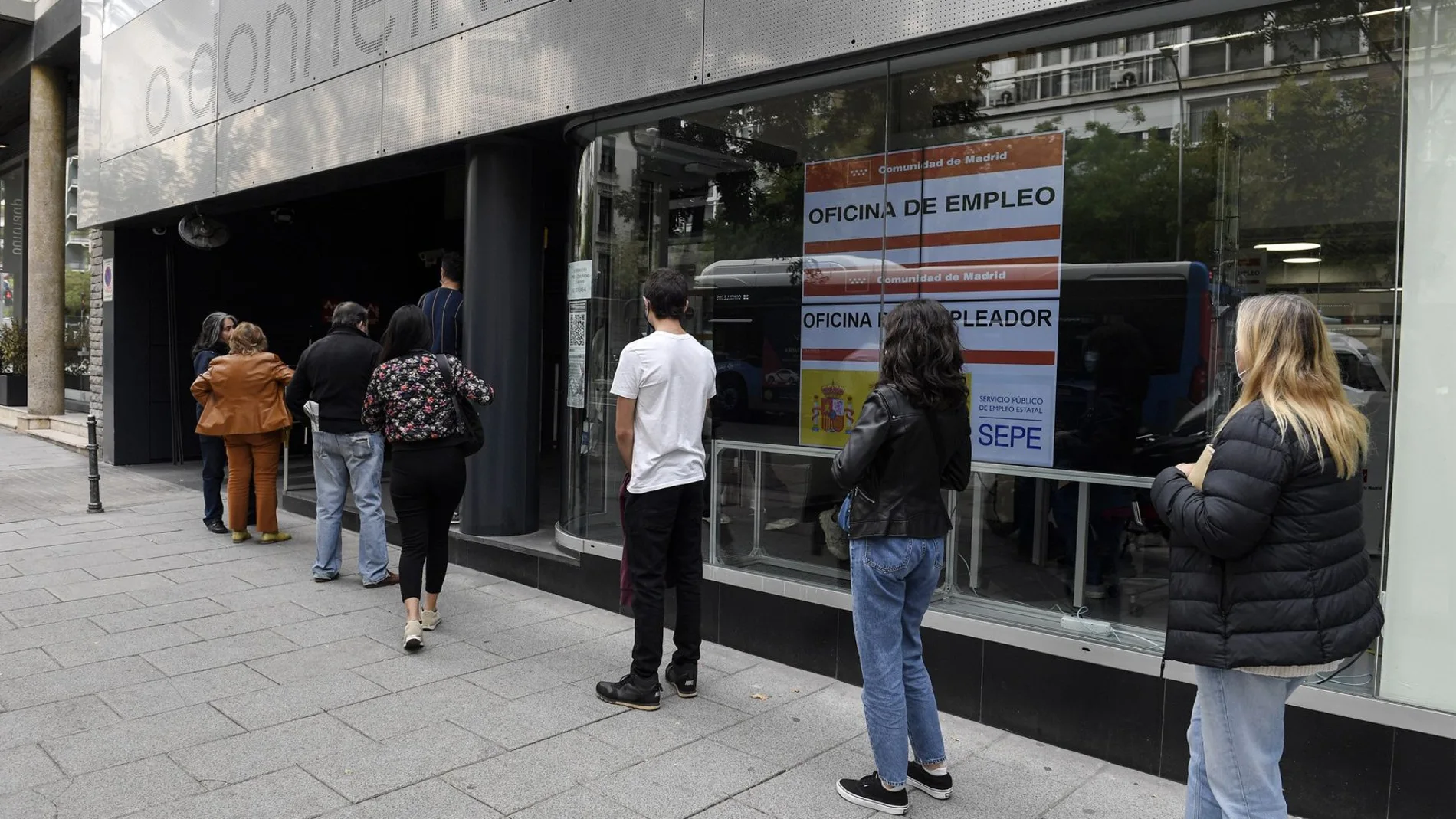 Varias personas hacen cola en una Oficina del Servicio Público de Empleo Estatal (SEPE),