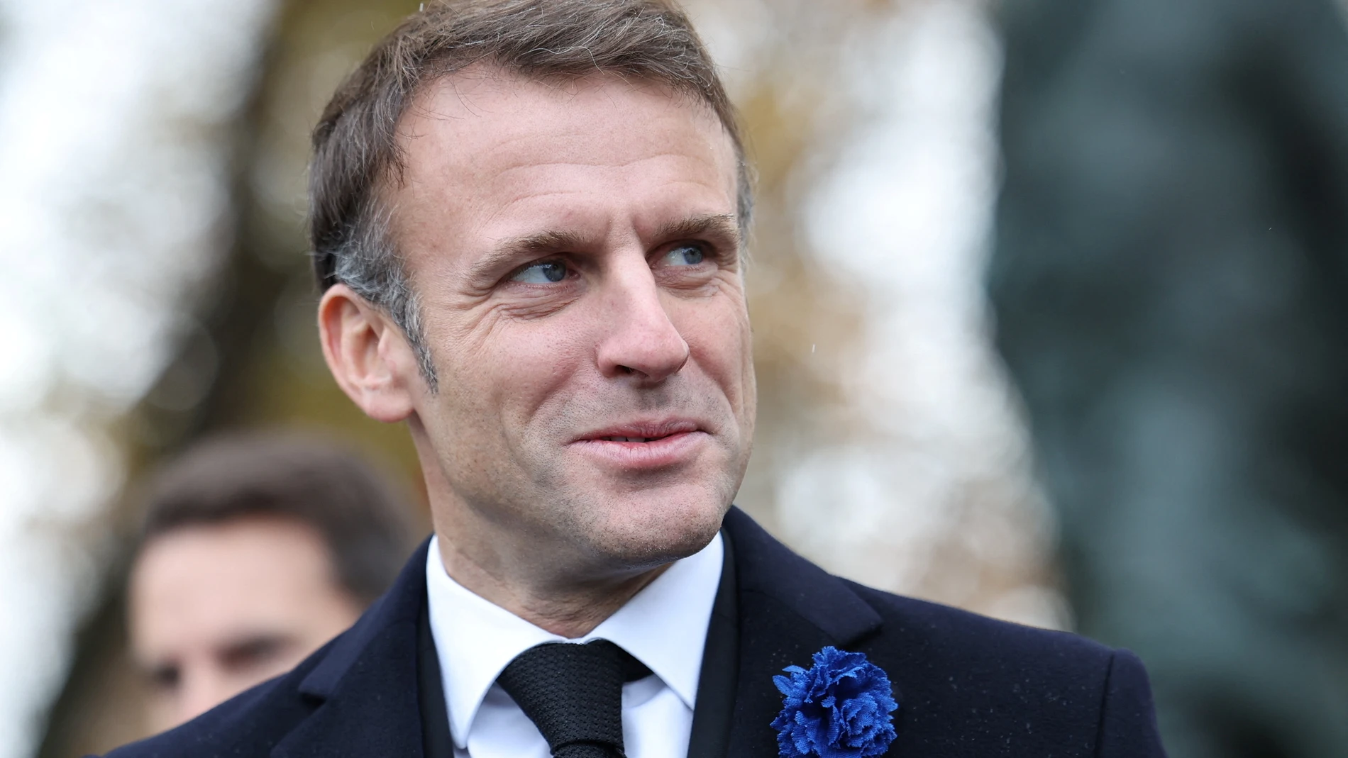 Paris (France), 11/11/2023.- French President Emmanuel Macron attends a wreath-laying ceremony in front of the statue of Georges Clemenceau on the Champs Elysees avenue during Armistice Day commemorations marking the end of World War I, in Paris, France, 11 November 2023. (Francia) EFE/EPA/CLAUDIA GRECO / POOL MAXPPP OUT