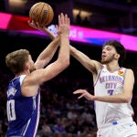 Chet Holmgren intenta anotar ante la presencia de Domantas Sabonis