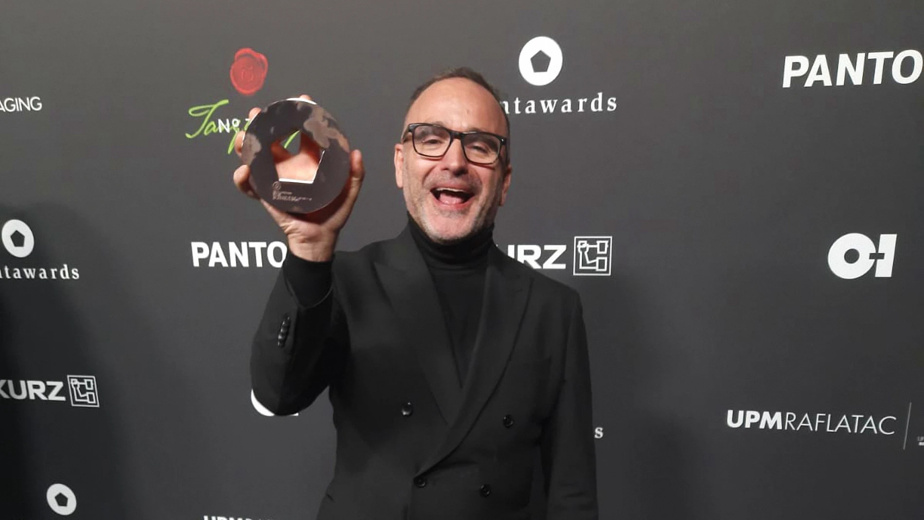 Pablo Guerrero con uno de los premios recibido en Londres