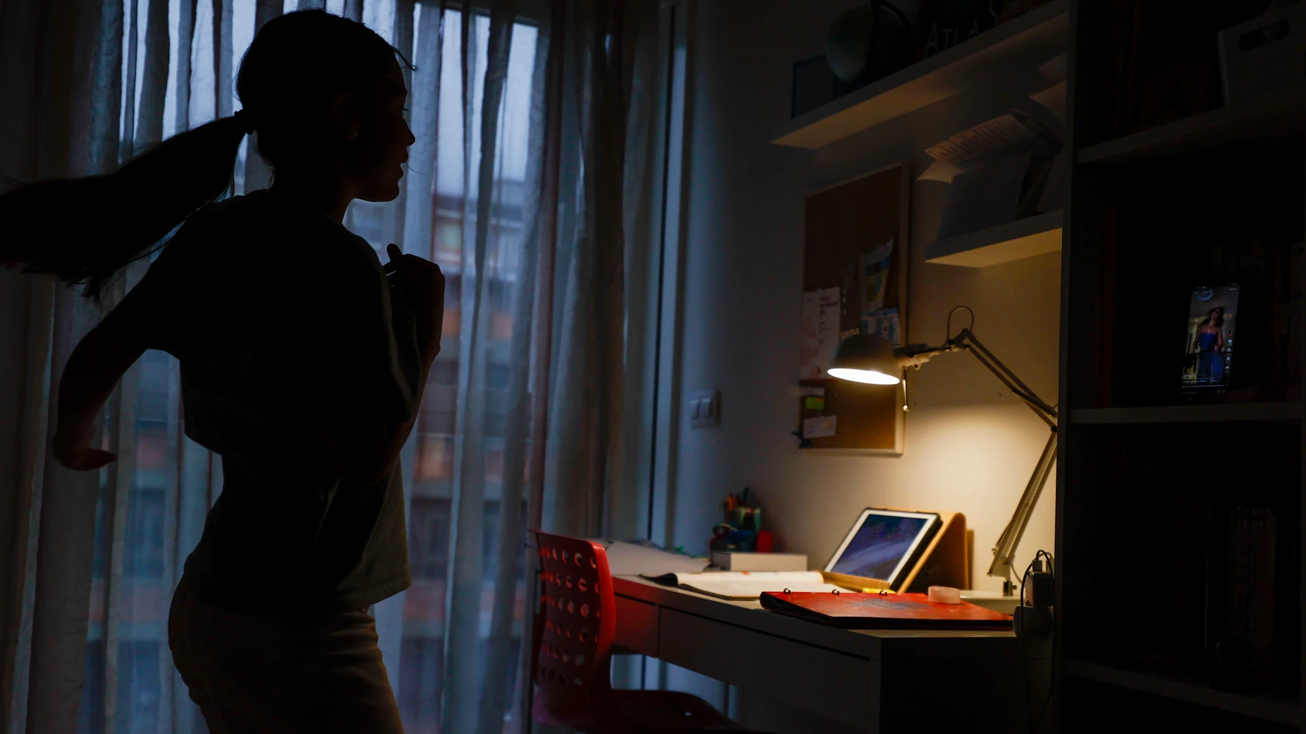 BILBAO, 12/11/2023.- Una adolescente baila un TikTok junto a su teléfono móvil. Las iniciativas para facilitar una infancia y adolescencia libre de teléfonos móviles mediante el control del uso temprano de estos dispositivos han ido en aumento en Euskadi, donde padres y madres con hijos preadolescentes se han organizado y unido fuerzas con dicho fin. EFE/Luis Tejido