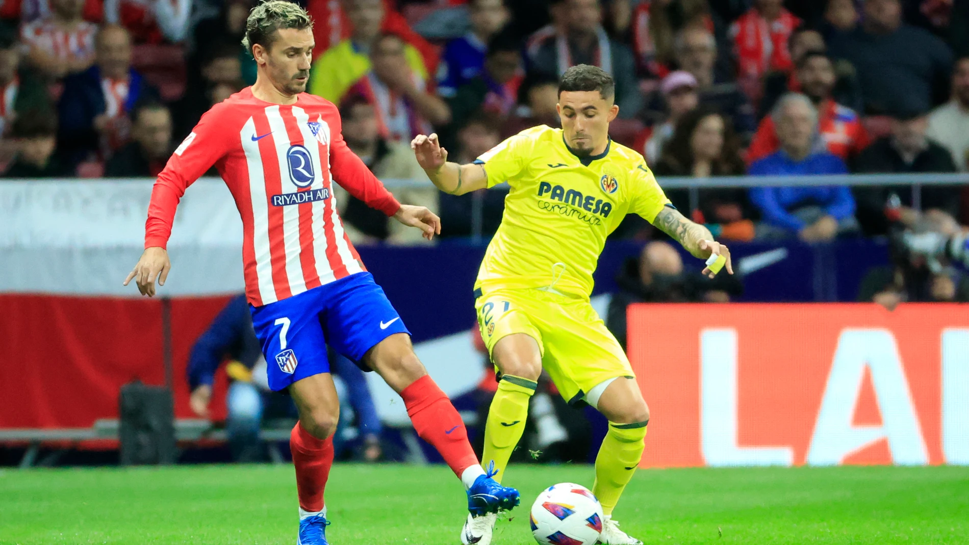 MADRID (ESPAÑA), 12/11/2023.- El delantero francés del Atlético de Madrid Antoine Griezmann (i) disputa una posesión ante Yeremy Pino, delantero del Villarreal durante el partido correspondiente a la jornada 13 de LaLiga que disputan este domingo Atlético de Madrid y Villarreal en el Cívitas Metropolitano. EFE/ Zipi Aragon