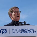 Feijóo dice que si él hubiera hecho los pactos de Sánchez le habrían convocado una "huelga general"