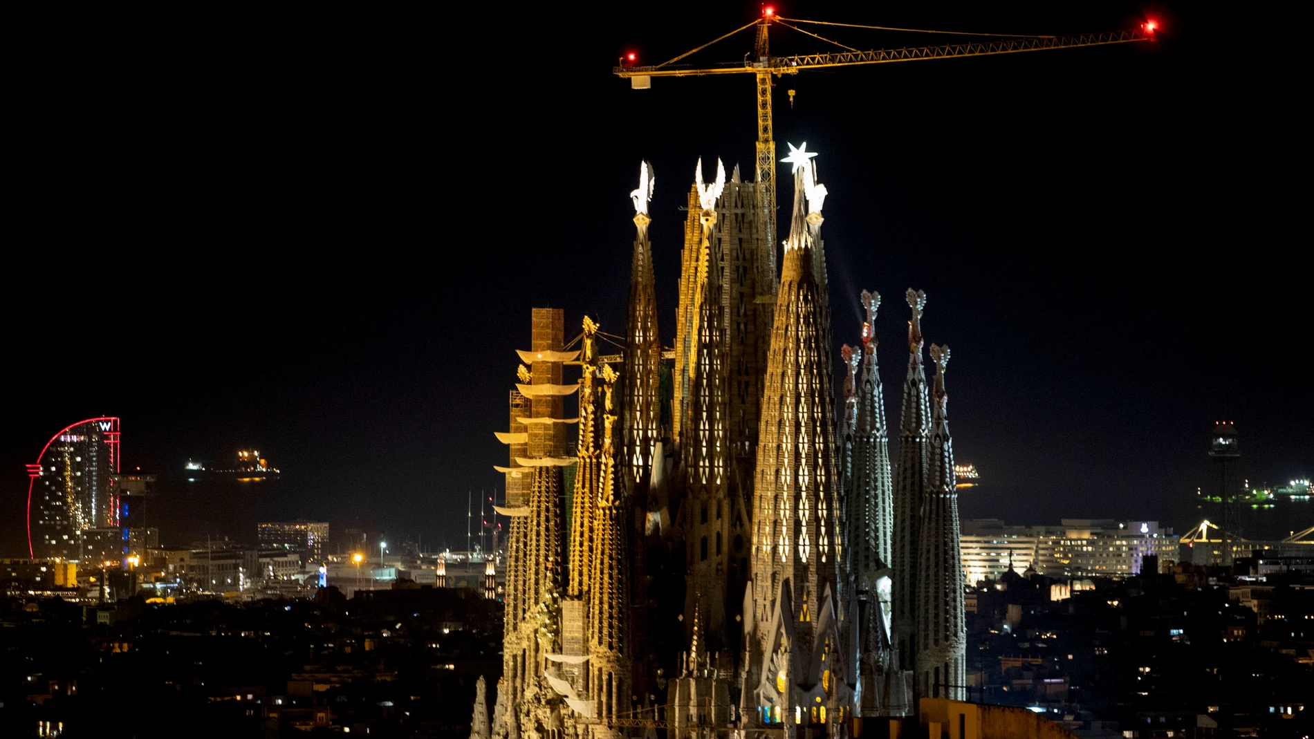 BARCELONA 12/11/2023.- La Basílica de la Sagrada Familia ha iluminado este domingo por primera vez los terminales de las cuatro torres de los Evangelistas. El cardenal arzobispo de Barcelona, Joan Josep Omella, ha oficiado este domingo una misa en la basílica y posteriormente ha bendecido las cuatro torres. EFE/Marta Pérez