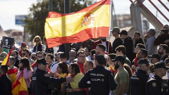 Numerosas personas protestan frente al Palacio de Ferias y Congresos de Málaga,