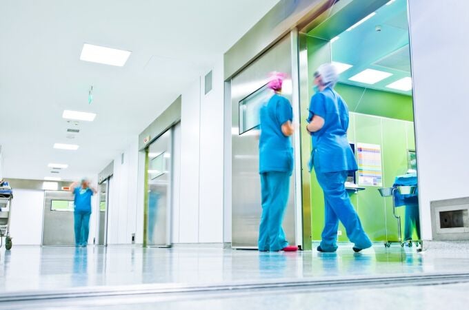 Personal sanitario en los pasillos de un centro hospitalario