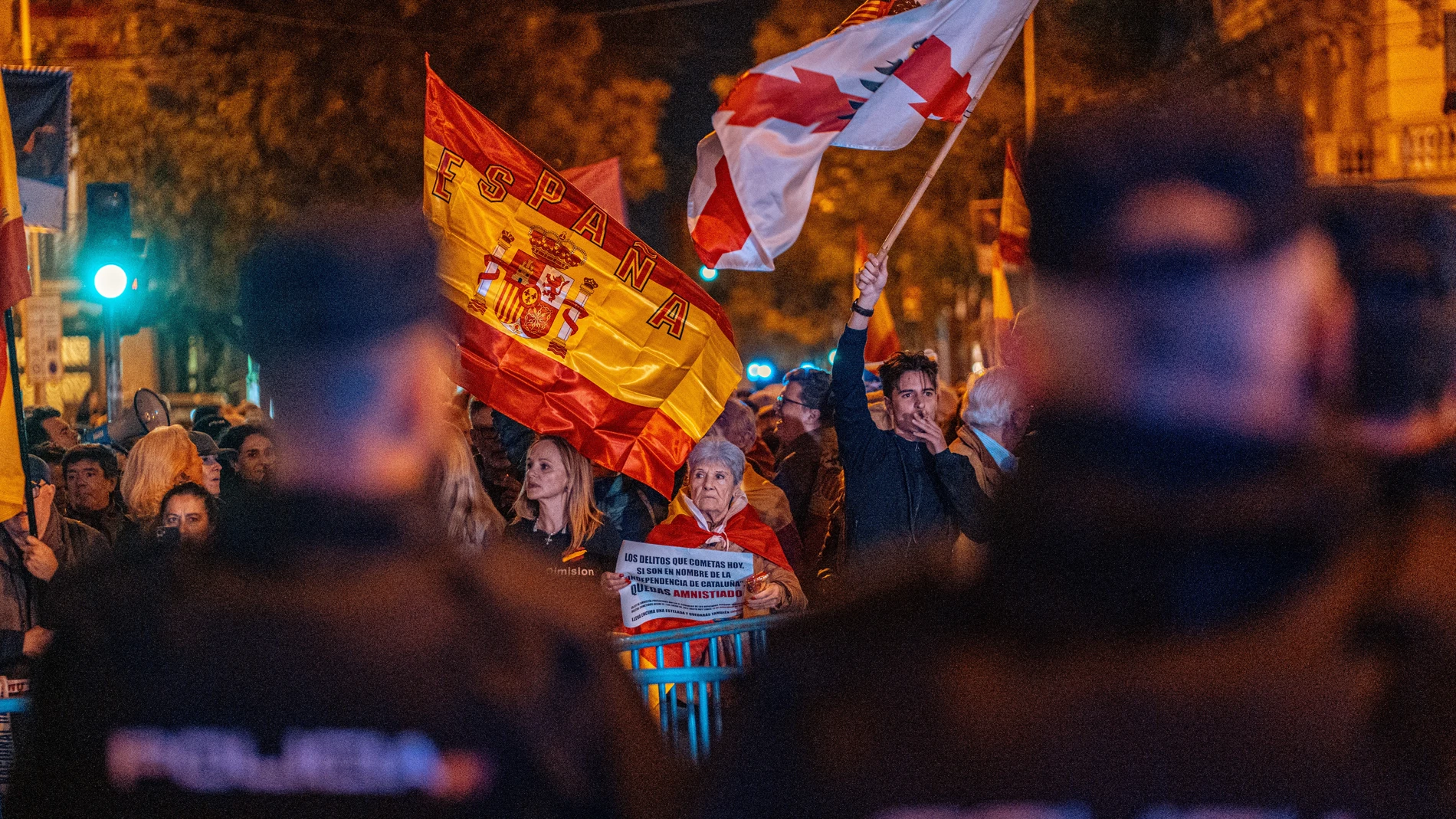 Varias personas durante una manifestación contra la amnistía frente a la sede del PSOE en Ferraz, a 13 de noviembre de 2023, en Madrid (España). Miles de personas se han concentrado frente a la sede del PSOE en Ferraz por undécima jornada consecutiva para protestar contra el pacto alcanzado entre el PSOE y Junts para la investidura de Sánchez que incluye una posible ley de amnistía. 13 NOVIEMBRE 2023;MANIFESTACIÓN;FERRAZ;CONCETRACIÓN;PROTESTA;AMNISTÍA; Gabriel Luengas / Europa Press 13/11/...
