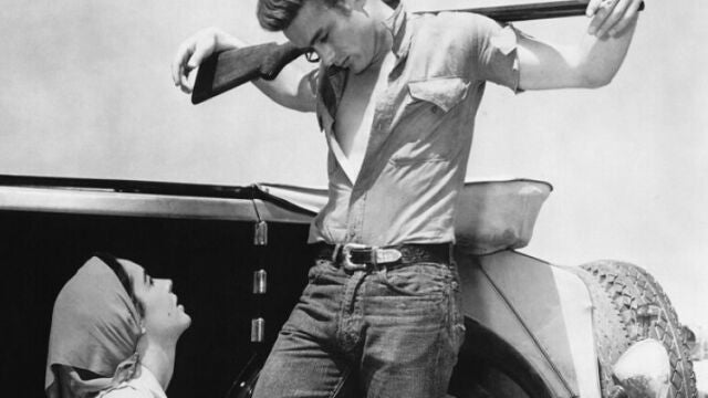 En «Gigante», James Dean (en la imagen a la dcha. de una cautivadora Elisabeth Taylor) lucía el modelo clásico de vaquero 