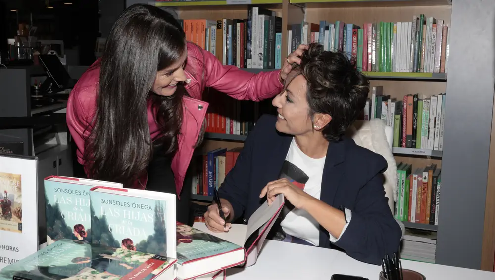 La Reina Letizia y Sonsoles Ónega durante la firma de libros de "Las hijas de la criada"