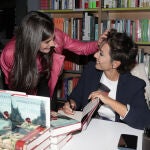 La Reina Letizia y Sonsoles Ónega durante la firma de libros de "Las hijas de la criada"