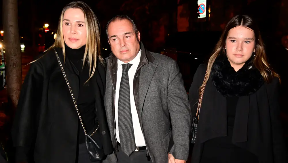 Borja, uno de los hijos mayores de Fernández Tapias, con su mujer y su hija.