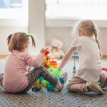 Dos niñas jugando