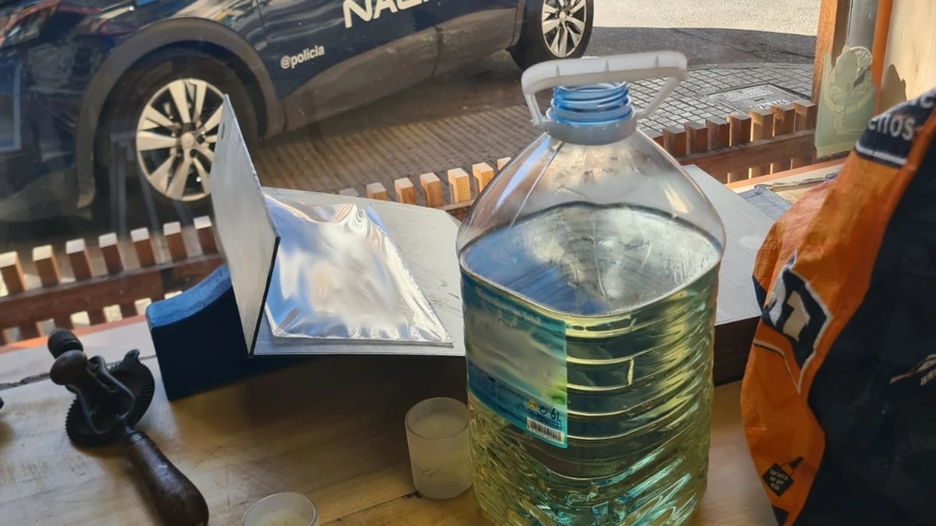 Botella con la gasolina empleada para rociar el local.POLICÍA NACIONAL13/11/2023