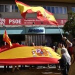Concentración frente a la sede del PSOE de Almería en protesta por la amnistía