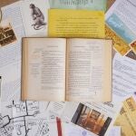 El libro supuestamente escrito por Straka se presenta con las anotaciones de los estudiantes Eric y Jennifer