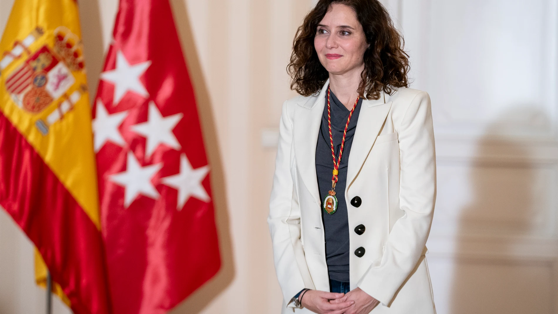 La presidenta de la Comunidad de Madrid, Isabel Díaz Ayuso, tras recibir la Medalla de Oro concedida por el Colegio de Procuradores de Madrid, a 13 de noviembre de 2023, en la Real Casa de Correos, a 13 de noviembre de 2023, en Madrid (España). La medalla ha sido concedida a Ayuso por su trayectoria profesional como presidenta de la Comunidad de Madrid. 13 NOVIEMBRE 2023;PROCURADORES;MEDALLA DE ORO;COLEGIO;COMUNIDAD DE MADRID A. Pérez Meca / Europa Press 13/11/2023