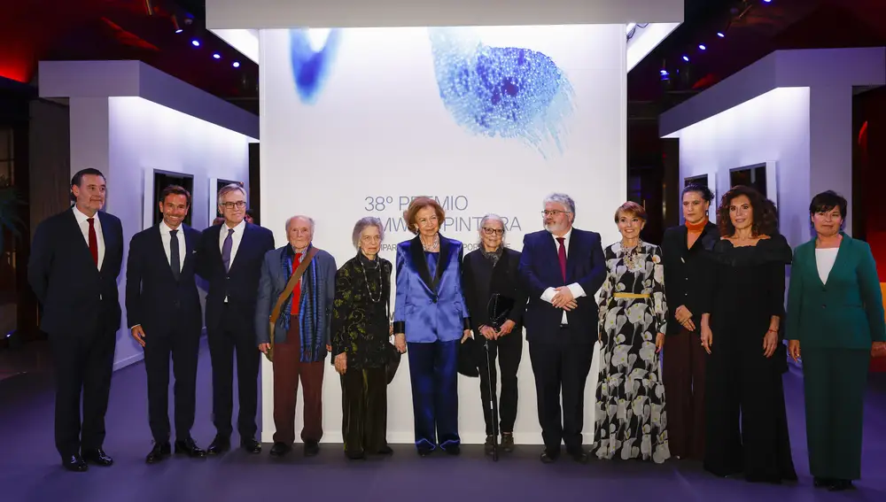 MADRID, 13/11/2023.- La reina doña Sofía (c), junto a la reina Margarita de Bulgaria (6-d) y el pintor Antonio López (4-i), entre otros, preside el acto de entrega de los Premios BMW de Pintura celebrado este lunes en el Teatro Real de Madrid. EFE/ Juanjo Martín