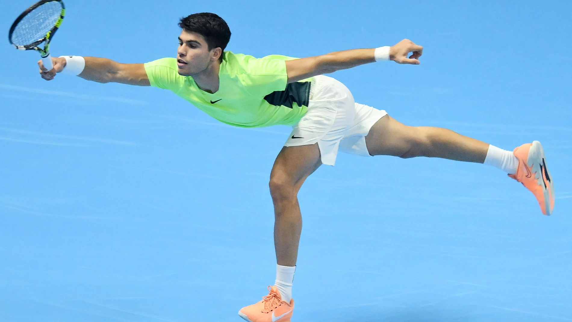 -FOTODELDÍA- Turín (Italia), 13/11/2023.- El tenista español Carlos Alcaraz, en acción durante su partido del Grupo Rojo ante Alexander Zverev en el torneo Nitto ATP Finals en Turín, Italia. EFE/ALESSANDRO DI MARCO
