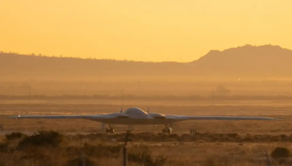 El bombardero B-21 en su primer vuelo de prueba en California
