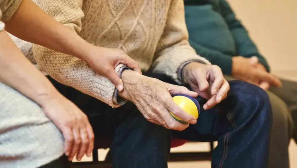 Según un estudio realizado en adultos mayores de 60 años, estar sentado más de 10 horas al día aumenta el riesgo de demencia