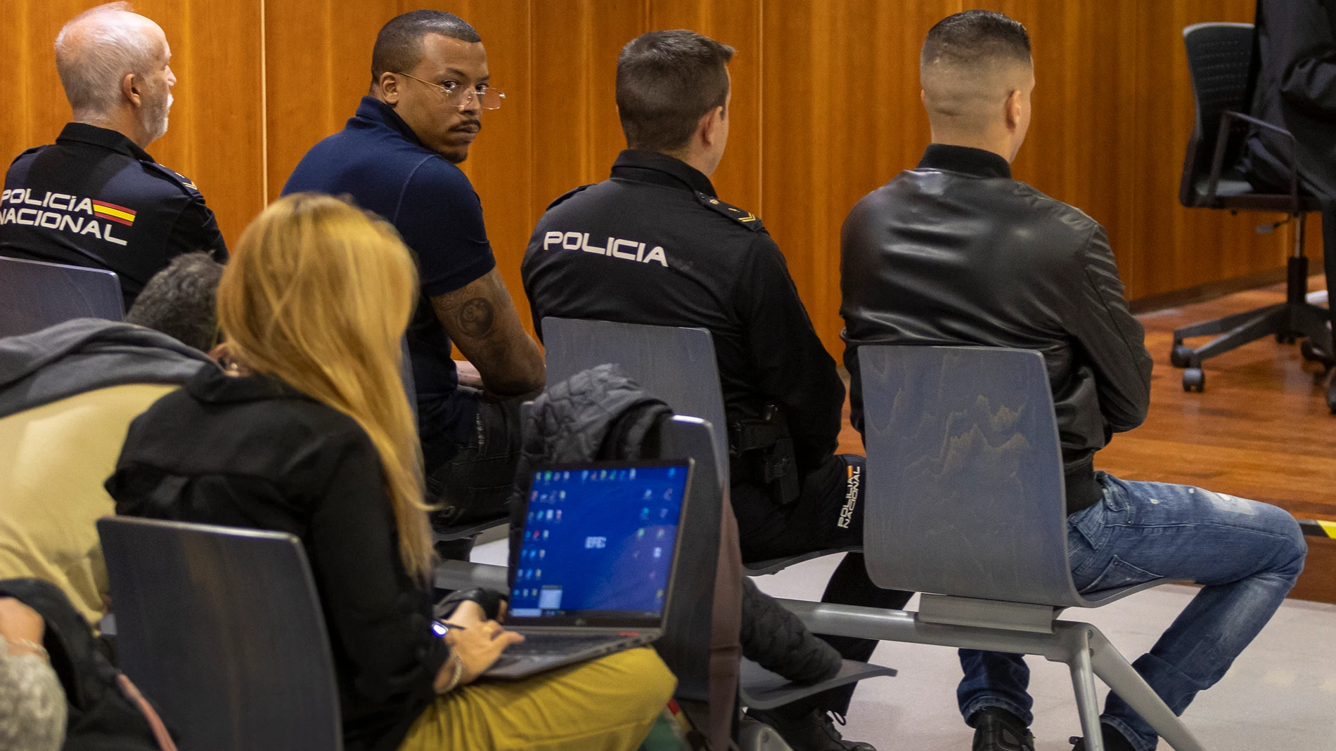 GRAFAND6528. MÁLAGA, 13/11/2023.- José Arcadio D.N., alias El Melillero (2 izq), sentado en el banquillo en el juicio que ha dado comienzo hoy en la Audiencia Provincial de Málaga por el intento de asesinato con ácido de dos mujeres, una de ellas su exnovia, en la localidad malagueña de Cártama en enero de 2021. EFE/ Álvaro Cabrera