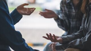 Entablar una conversaci&oacute;n con otra persona mejora el estado de &aacute;nimo 