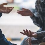 Entablar una conversación con otra persona mejora el estado de ánimo 