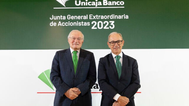 De izquierda a derecha, el presidente de Unicaja Banco, Manuel Azuaga, y el consejero delegado, Isidro Rubiales.