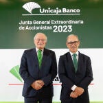 De izquierda a derecha, el presidente de Unicaja Banco, Manuel Azuaga, y el consejero delegado, Isidro Rubiales.