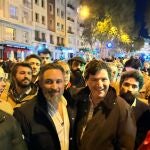 Santiago Abascal y Tucker Calson en la Calle Ferraz