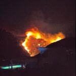 Los bomberos luchan por controlar un incendio forestal en la sierra de Segària (Alicante) avivado por el poniente