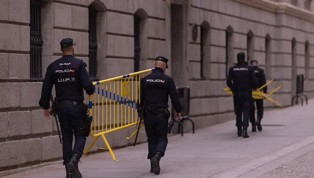 Las horas previas al debate de Investidura de Pedro Sánchez. Los agentes colocan vallas en los alrededores por seguridad