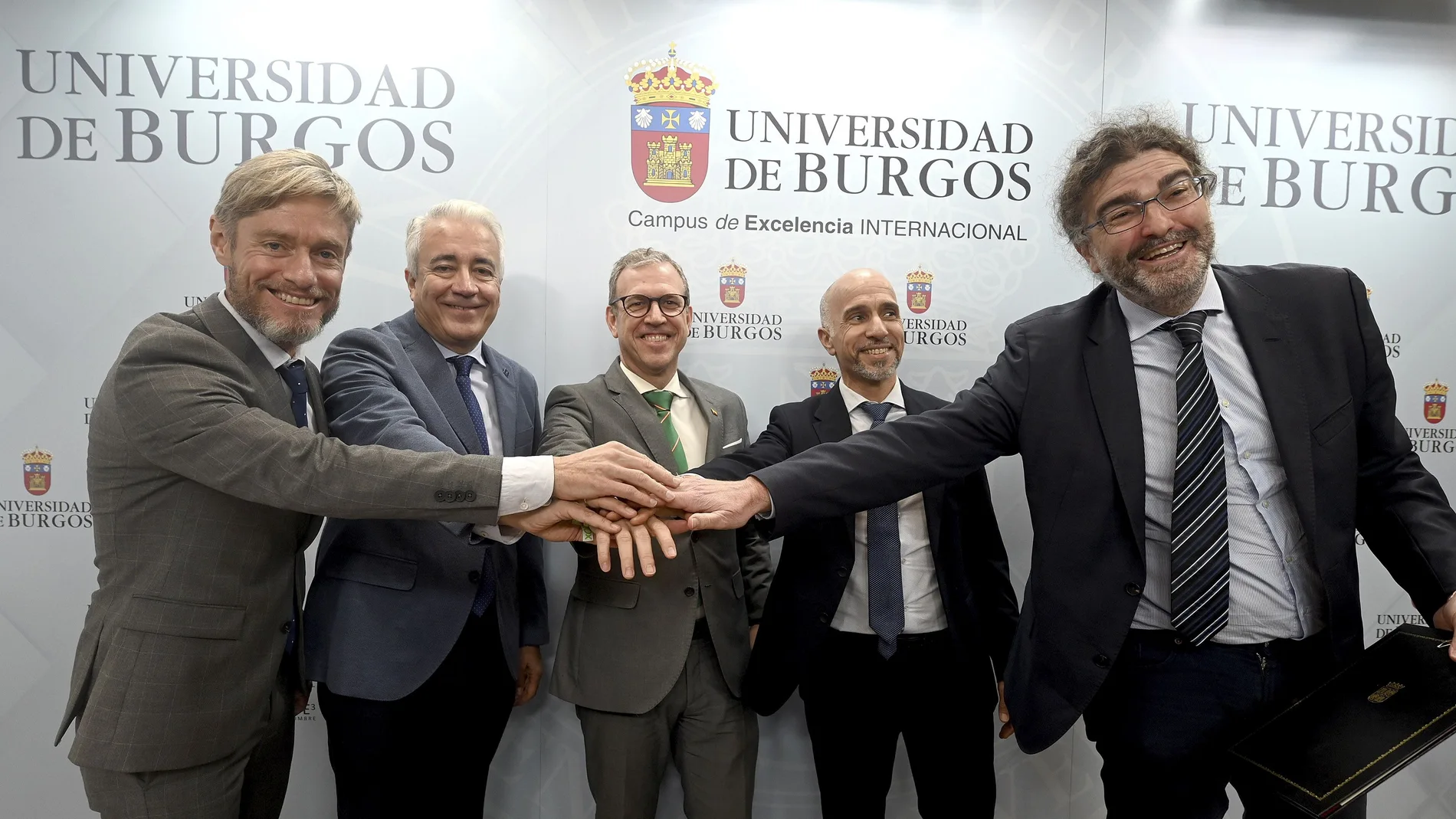 El consejero Mariano Veganzones, tras firmar los acuerdos con las Fundaciones de las Universidades de Burgos, León, Salamanca y Valladolid