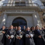 Magistrados y jueces de la Audiencia Provincial de Cádiz durante la concentración realizada este martes que junto a los profesionales de Sevilla, Huelva y Jaén protestan contra el acuerdo del PSOE y Junts para la investidura de Pedro Sánchez y para mostrar su "preocupación" porque se vea afectada la independencia judicial y la separación de poderes. 