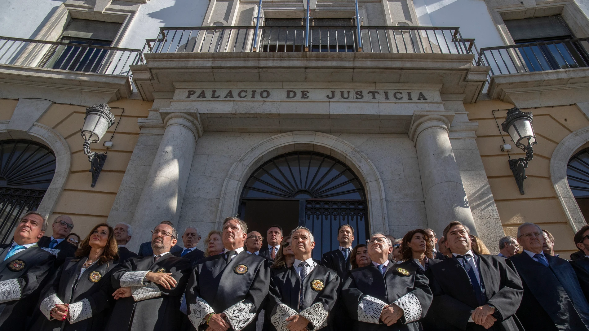 Magistrados y jueces de la Audiencia Provincial de Cádiz durante la concentración realizada este martes que junto a los profesionales de Sevilla, Huelva y Jaén protestan contra el acuerdo del PSOE y Junts para la investidura de Pedro Sánchez y para mostrar su "preocupación" porque se vea afectada la independencia judicial y la separación de poderes.