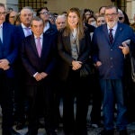 El expresidente de la Junta de Andalucía José Rodríguez de la Borbolla (2d), junto a varios de los jueces y diferentes profesionales de la Justicia, durante la concentración realizada este martes ante la Audiencia Provincial de Sevilla contra el acuerdo del PSOE y Junts para la investidura de Pedro Sánchez y para mostrar su "preocupación" porque se vea afectada la independencia judicial y la separación de poderes.