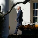 Washington (United States), 14/11/2023.- US President Joe Biden departs from the White House in Washington, DC, USA, 14 November 2023, to attend the Asia-Pacific Economic Cooperation (APEC) summit in San Francisco. Biden in a press conference earlier the same day made remarks on his administration's actions to address the climate crisis. 