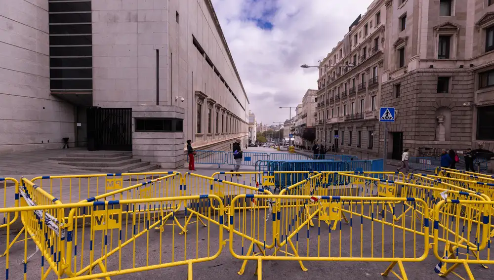 Los agentes colocan vallas para establecer un perímetro de seguridad y evitar las protestas frente al Congreso