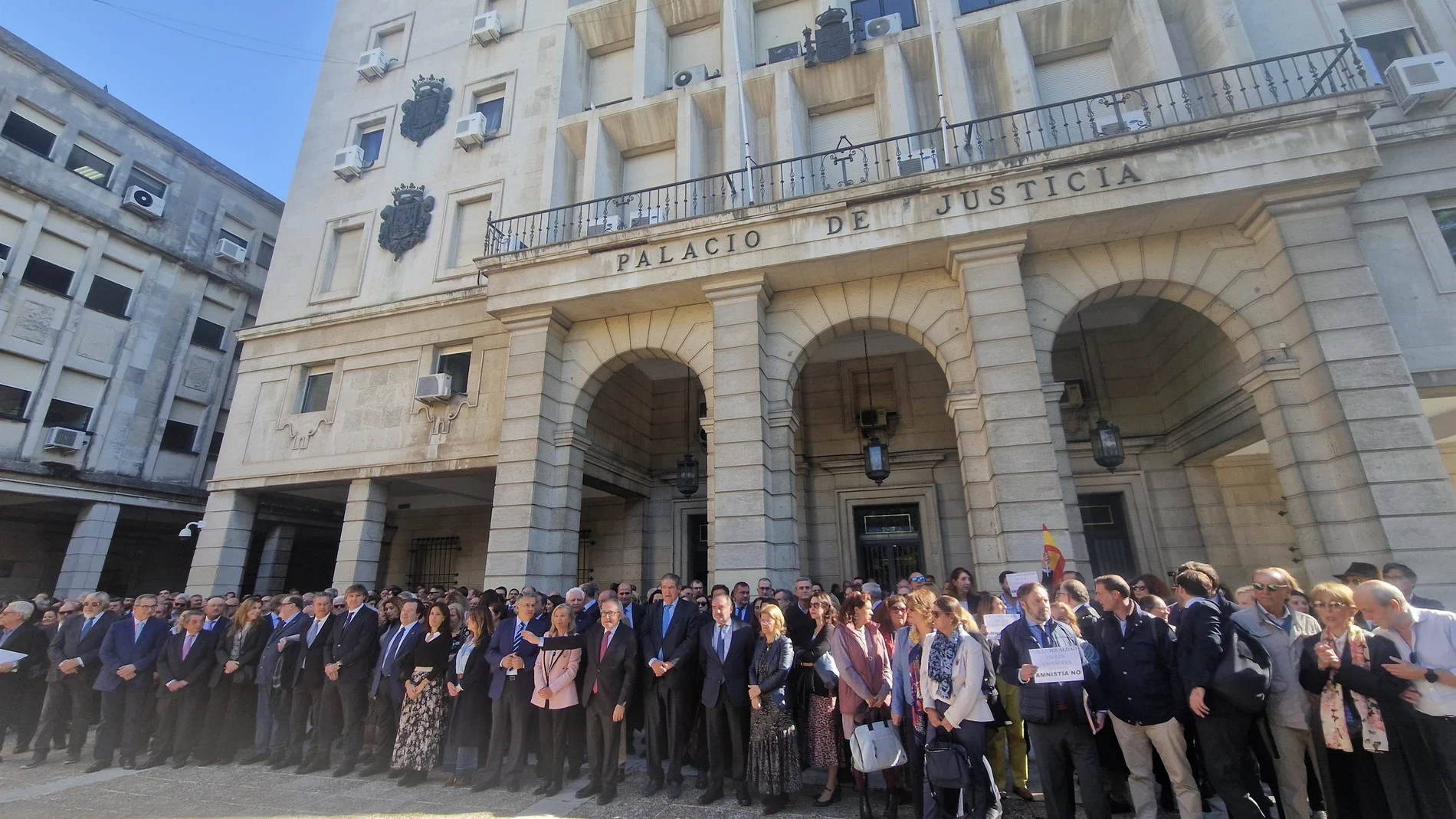 Histórica concentración de la Justicia de Sevilla contra la amnistía