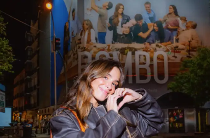 María Pombo y la lona que anuncia el estreno de su documental María Pombo y la lona que anuncia el estreno de su documental