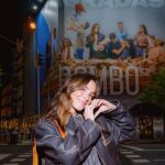 María Pombo y la lona que anuncia el estreno de su documental
