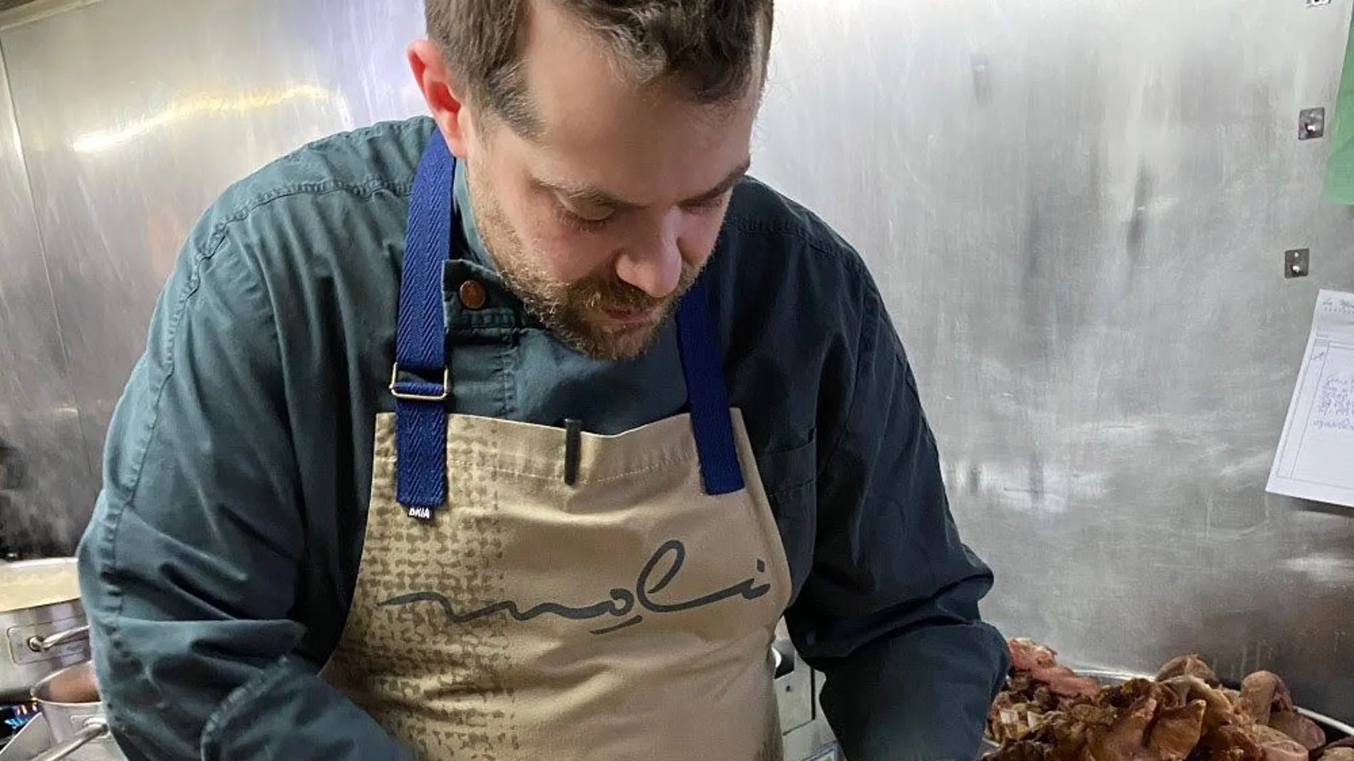 Diego López "Moli", de La Molinera, preparando cocido madrileño
