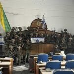 Fotografía publicada en el perfil de la red social X (antes Twitter) del líder de la oposición israelí y miembro del gabinete de emergencia, Benny Gantz, de unos soldados de las fuerzas de combate combinadas de la Brigada Golani en la sede de la asamblea legislativa y del Gobierno de Hamás. 