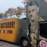 Así es el autobús que compara a Sánchez con Hitler y que ya circula por Madrid